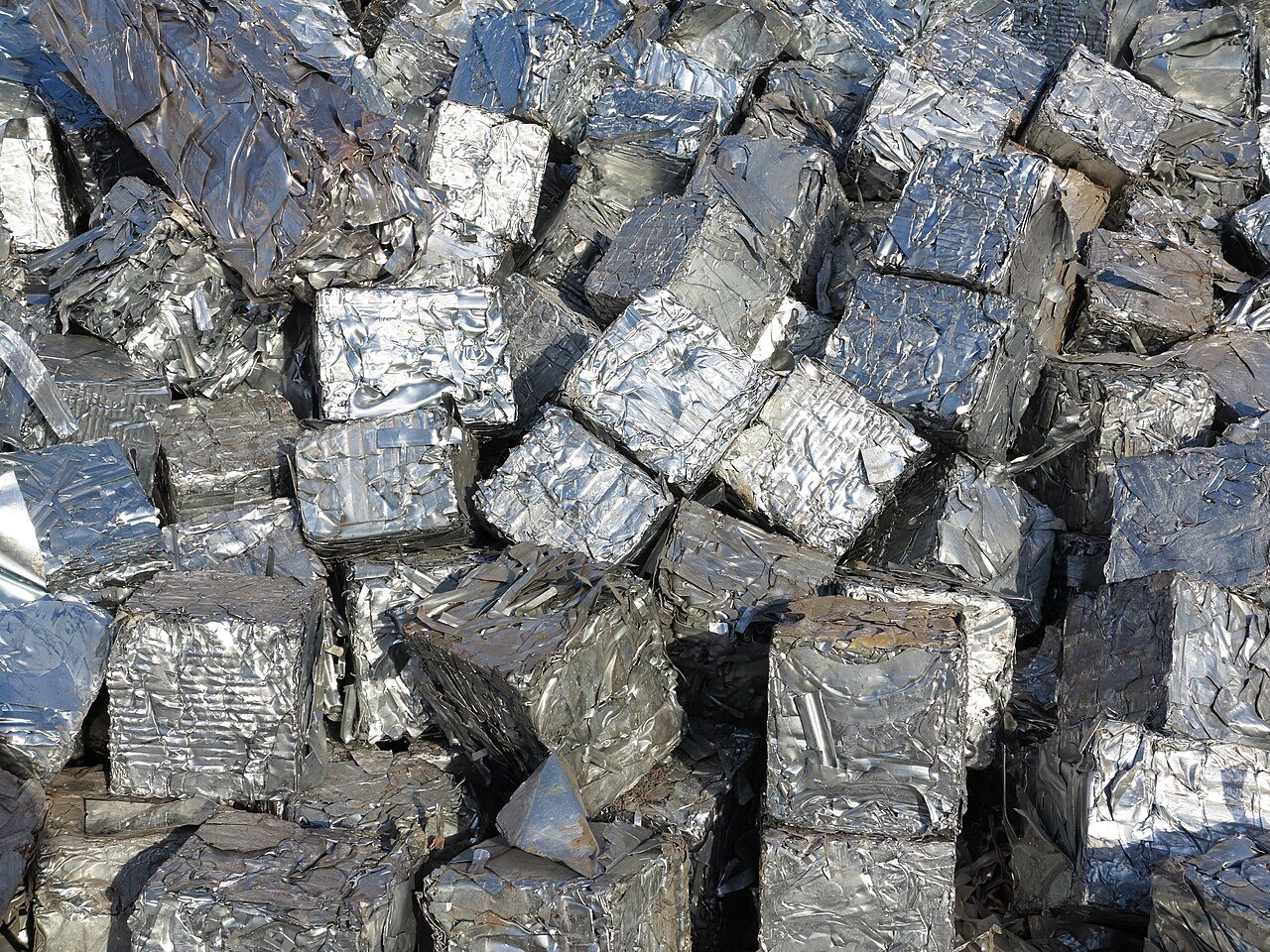 Compacted steel scrap material